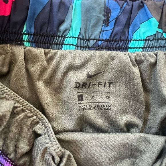 Nike women’s dri fit tempo shorts - Picture 3 of 4